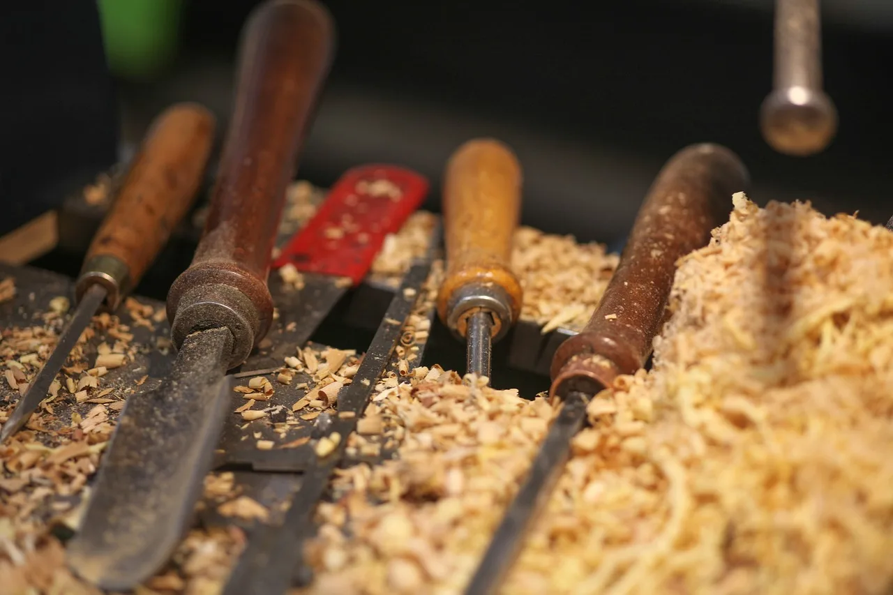 carving tools, wood chips, editing, wood work, creative, workshop, detail, wood chip, to carve, craft, carving tools, carving tools, carving tools, carving tools, carving tools, wood chips, wood chips, wood chips, wood work, workshop, workshop, workshop, craft. Judging a linocut class: where project ideas fit