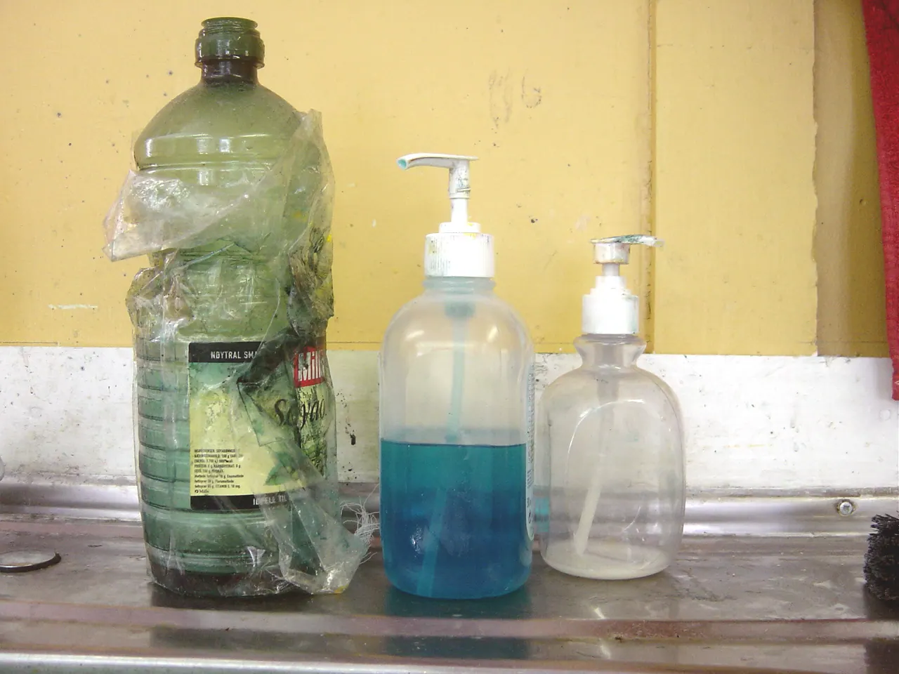Intaglio printmaking - Hand and print cleaning - soap and (soya) oil. Oil vs. Water Stones for Linocut Gouges: Which Cuts Better at Home?