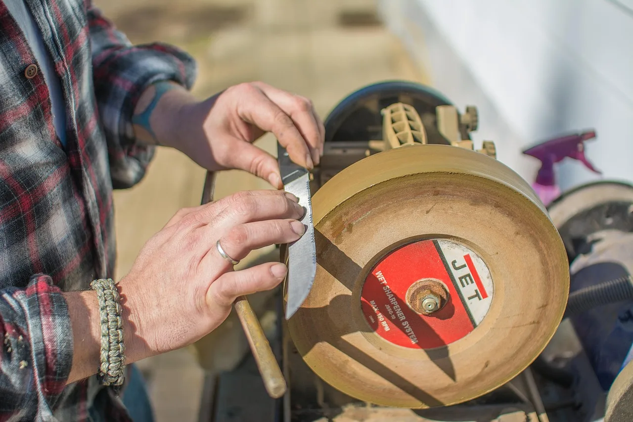 knife, sharpening, whetstone, sharpener, blade, sharpen, hone, honing, preparation, stone, metal, sharpening, sharpening, sharpening, sharpening, sharpening, whetstone, whetstone, whetstone, whetstone, whetstone, sharpen, hone. Oil vs. Water Stones for Linocut Gouges: Which Cuts Better at Home?